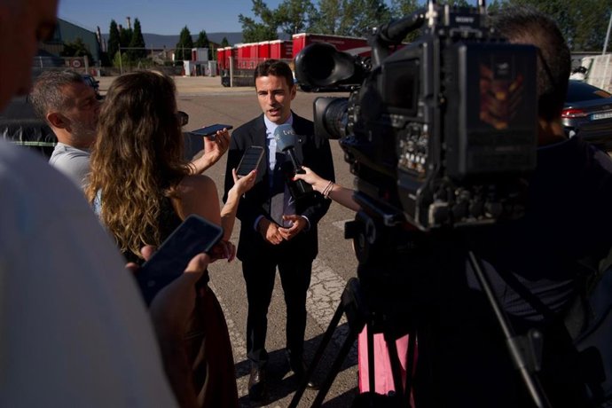 El delegado del Gobierno, Pedro Casares, hace declaraciones a los medios en su visita al Polígono de La Vega de Reinosa