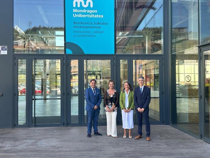 La presidenta del Congreso, Francina Armengol, ha visitado este jueves el Campus Bilbao As Fabrik, espacio pionero en formación cooperativa de la Universidad de Mondragón, y el centro Otalura de formación del Grupo Mondragón.