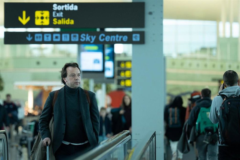 Archivo - Un hombre camina con su maleta en una cita en el aeropuerto de El Prat