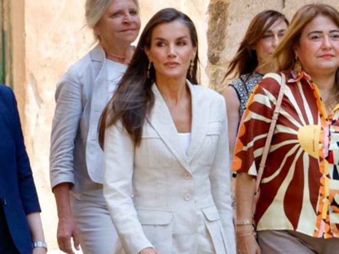 Doña Letizia, con un look monocromático en su tercer día de visita a Egipto