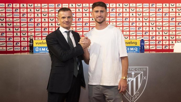 El presidente del Athletic Club, Jon Uriarte, y el central hispano-frances Aymeric Laporte.