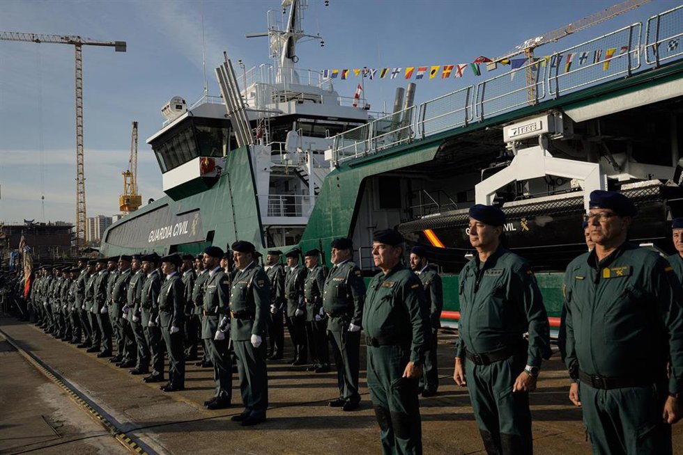 Agentes de la Guardia Civil durante la entrega del buque oceánico de la Guardia Civil 'Duque de Ahumada'.