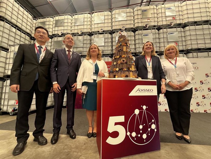 El CEO chino, Hao Zhigang, el burgalés Gerardo Juez; la alcaldesa, Cristina Ayala; la vicepresidenta, Isabel Blanco; y la consejera de Industria, Leticia García.