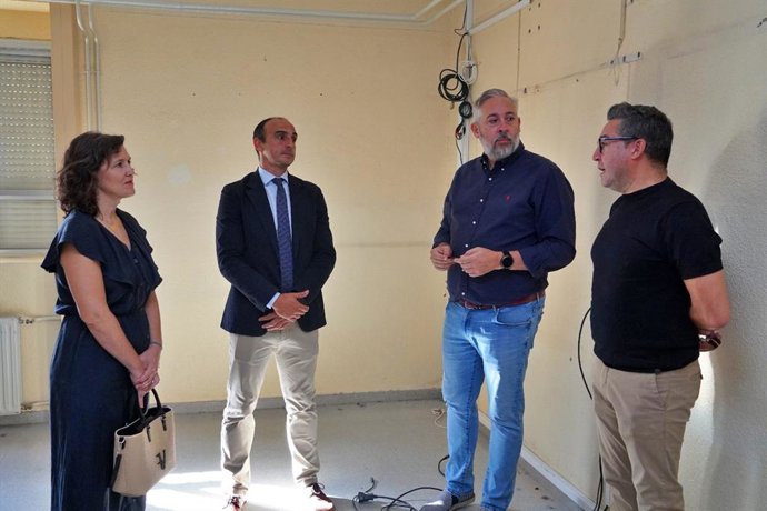 L director general de centros educativos e infraestructuras, Luis Gómez, junto con el alcalde de Santomera, Víctor Martínez, visitan las obras en el IES Poeta Julián Andúgar de Santomera