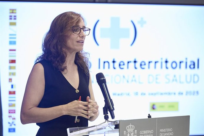 A Ministra da Saúde, Mónica García, durante uma coletiva de imprensa após presidir, telematicamente, a reunião do Conselho Interterritorial do Sistema Nacional de Saúde (CISNS), em 18 de setembro de 2025, em Madri (Espanha). Durante a coletiva de imprensa