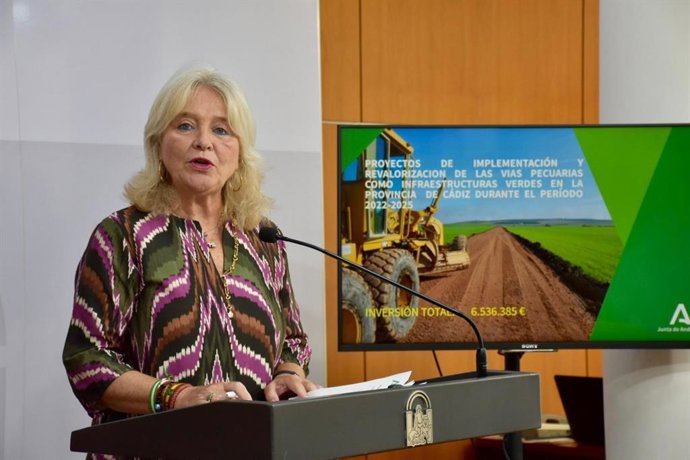 La delegada de la Junta de Andalucía en Cádiz, Mercedes Colombo, anuncia en rueda de prensa inversiones en vías pecuarias para la provincia de Cádiz.