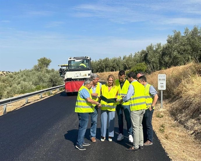 La diputada provincial de Fomento e Infraestructuras, Nieves Atencia,  junto a los alcaldes de Cuevas de San Marcos y de Villanueva de Algaidas, José María Molina y Juan Antonio Cívico, respectivamente, en la visita a las obras.