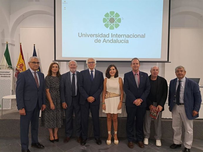 La consejera de Empleo, Empresa y Trabajo Autónomo, Rocío Blanco, ha clausurado el seminario 'Negociación colectiva, mediación laboral e inteligencia artificial' de la Cátedra de Negociación Colectiva y Relaciones Laborales de Andalucía de la UNIA.