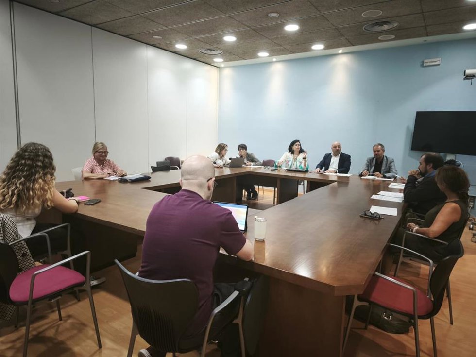 El concejal de Servicios Sociales, Vivienda y Cooperación, Guzmán Pendás, preside la reunión del Consejo de Administración de la Empresa Municipal de la Vivienda de Gijón (Emvisa).
