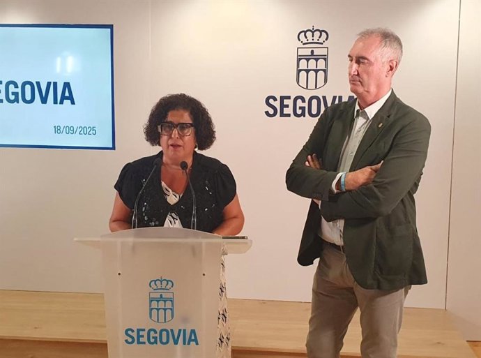 La concejal de Hacienda, Rosalía Serrano, con el alcalde de Segovia, José Mazarías.