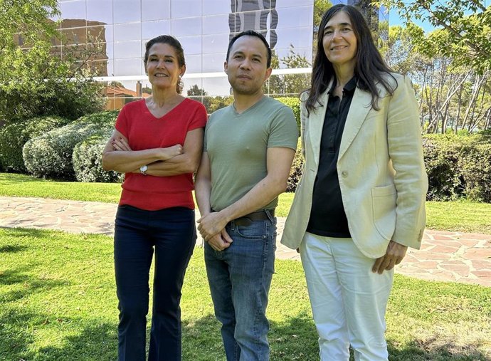 Archivo - La investigadora María Blasco, experta en telómeros y cáncer, y ex directora del Centro Nacional de Investigaciones Oncológicas (CNIO), junto a su equipo de colaboradores.