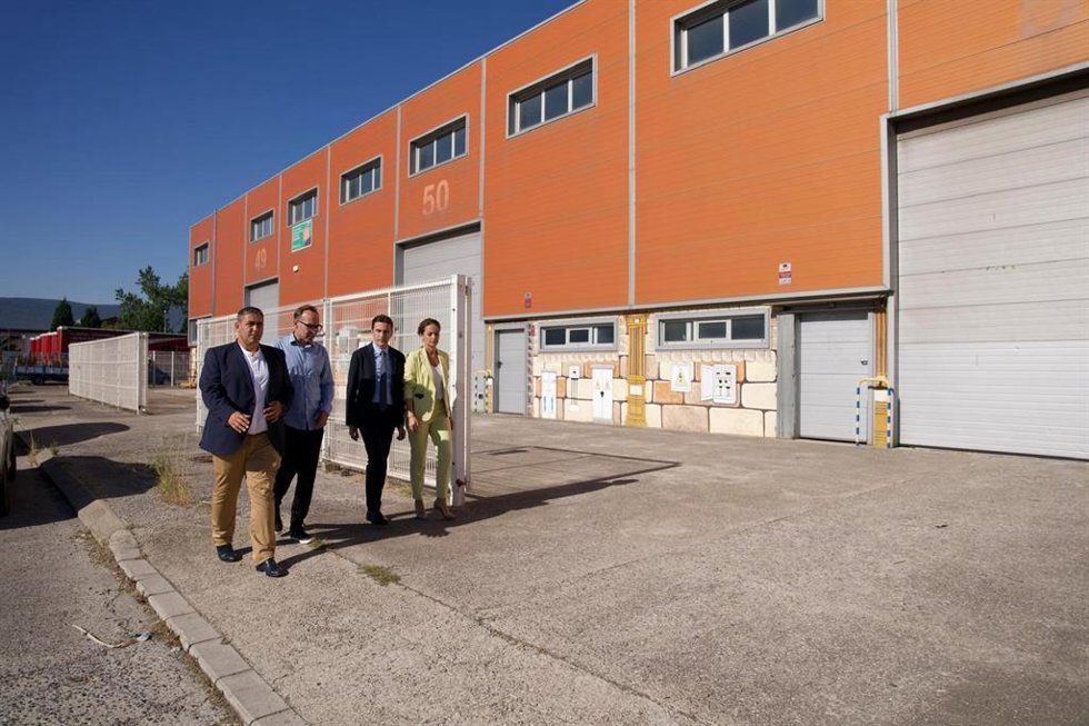 El delegado del Gobierno, Pedro Casares, visita el polígono de la Vega en Reinosa