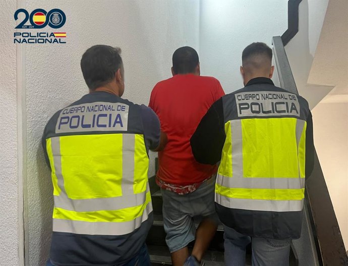 Agentes de la Policía Nacional acompañan al detenido por apuñalar a dos jóvenes en Palma.