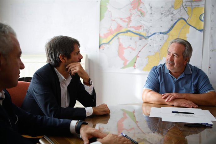 El ministro de Cultura, Ernest Urtasun (i), se reúne con el alcalde de Zamora, Francisco Guarido, durante una visita al Ayuntamiento de Zamora.