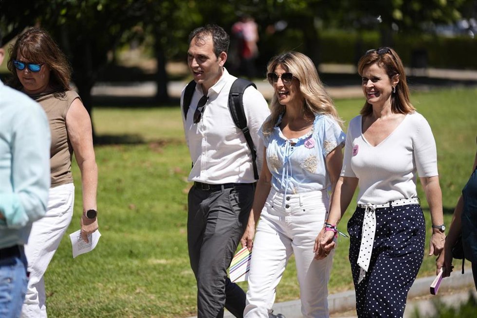 Archivo - La vicepresidenta segunda del Gobierno, Yolanda Díaz (c), en un acto sobre la reducción de la jornada laboral organizado en Sevilla junto al coordinador de IU Andalucía, Toni Valero, y Esperanza Gómez, de Movimiento Sumar Andalucía (Foto de ar