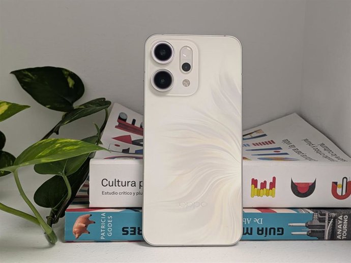 OPPO Reno 14 en color Opal White