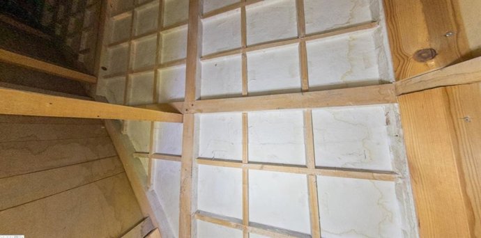 Humedades en una de las arcadas que sirven de soporte a las pinturas murales del Monasterio de Santa María de Sijena, que se exponen en el Museo Nacional de Arte de Cataluña (MNAC).