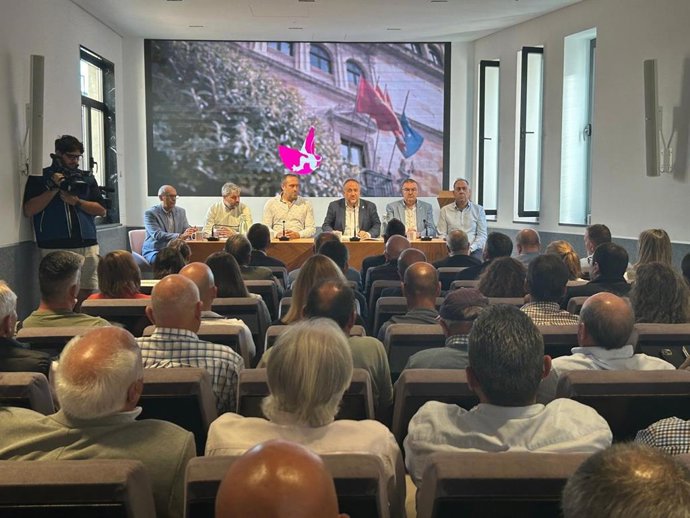 El presidente de la Diputación de León, Gerardo Álvarez Courel, preside la reunión con los municipios de la provincia en riesgo según el Plan Infocal.