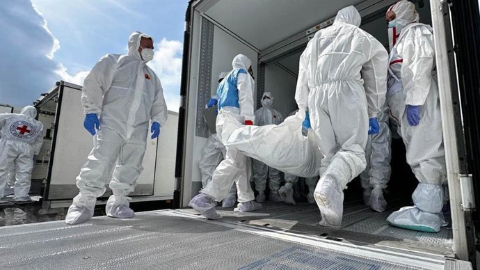 Archivo - Arquivo - 17 de julho de 2025, fronteira entre a Bielorrússia e a Ucrânia: Uma troca de corpos entre russos e ucranianos ocorre em um local não revelado na fronteira entre Belarus e Ucrânia como parte de um acordo alcançado durante as negociaçõe