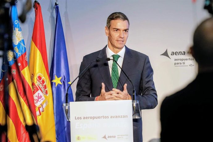 El presidente del Gobierno, Pedro Sánchez, interviene durante la presentación de la propuesta de inversiones de Aena para los aeropuertos españoles entre 2027 y 2031, celebrada en el aeropuerto de Alicante-Elche Miguel Hernández