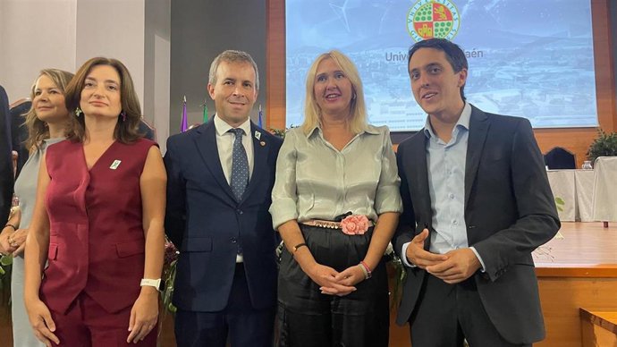 El alcalde Julio Millán junto con concejales del gobierno local en el acto de apertura del curso en la UJA