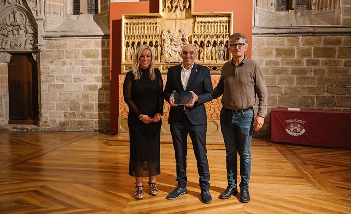 De izq. A dcha.: Garbiñe Basterra, Humberto Bustince y Sergi Girona, durante la entrega del galardón en la catedral de Pamplona.