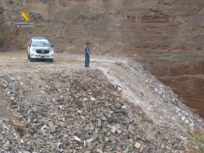 Suc.- Investigadas dos personas por vertir residuos en una cantera abandonada en Buenavista (Tenerife)
