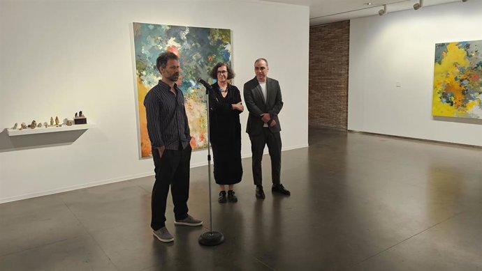 El artista gráfico José Noguero; la comisaria de la exposición 'Die Brunnen', Chus Tudelilla; y el diputado de Cultura de la DPH, Carlos Sampériz.