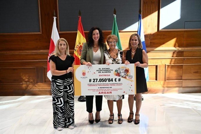 La alcaldesa de Almería, María del Mar Vázquez, entrega a Argar el cheque con la recaudación de los abanicos solidarios de Feria.