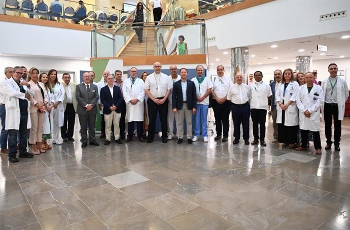 El nuevo obispo de Málaga, José Antonio Satué, ha visitado el Hospital Clínico.