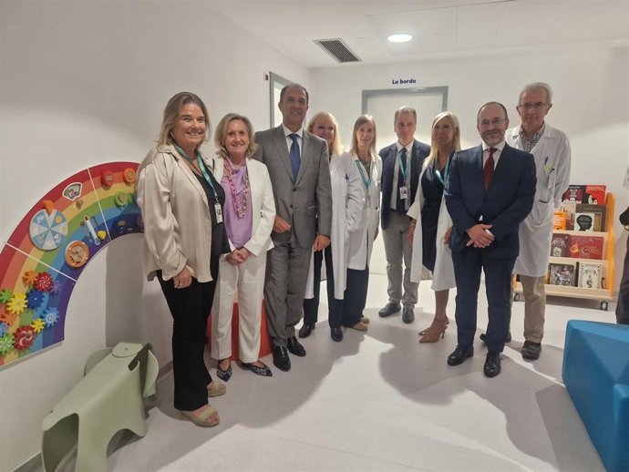 El consejero de Sanidad visita el nuevo hospital de día de salud mental infanto juvenil, ubicado en el Hospital Materno Infantil.