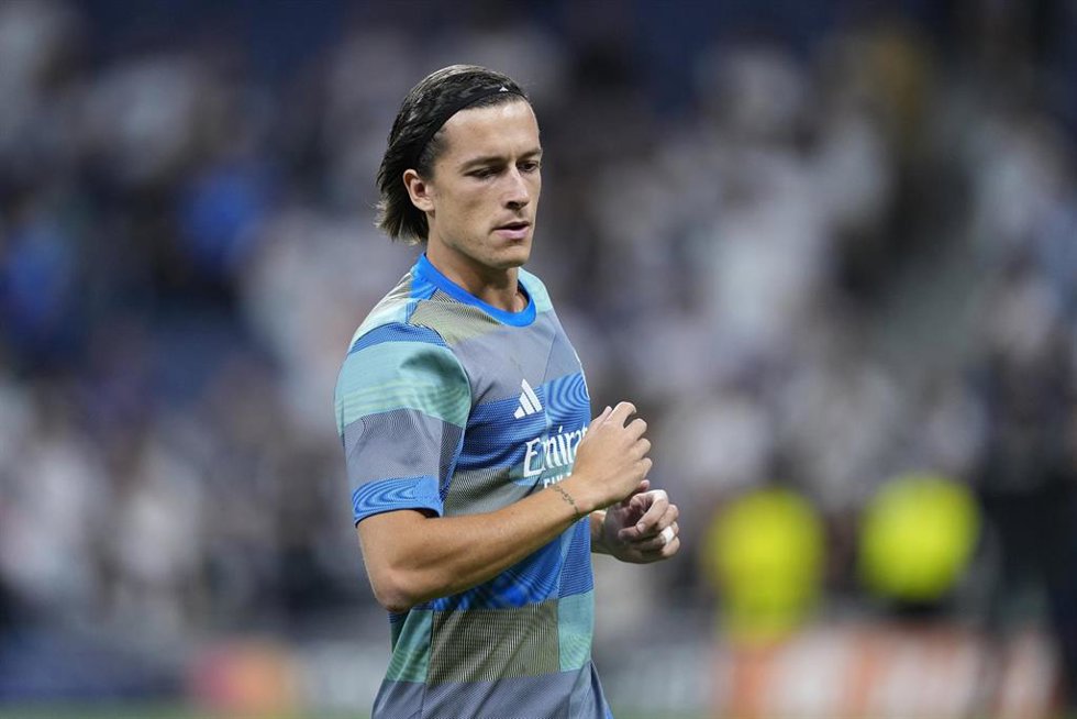El lateral izquierdo español Álvaro Carreras, en un calentamiento del Real Madrid CF ante el Olympique de Marsella de la Champions 2025-26 en el Estadio Santiago Bernabéu.