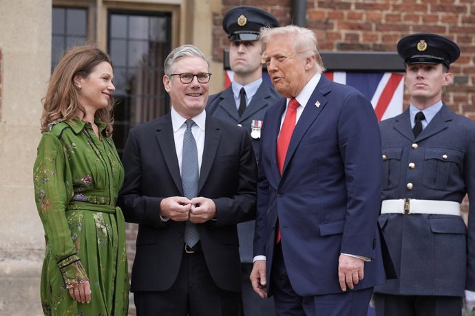 18 September 2025, United Kingdom, Aylesbury: UK Prime Minister Keir Starmer (2nd left) and Lady Victoria Starmer greet US President Donald Trump at Chequers, near Aylesbury in Buckinghamshire, on day two of the president's second state visit to the UK. P