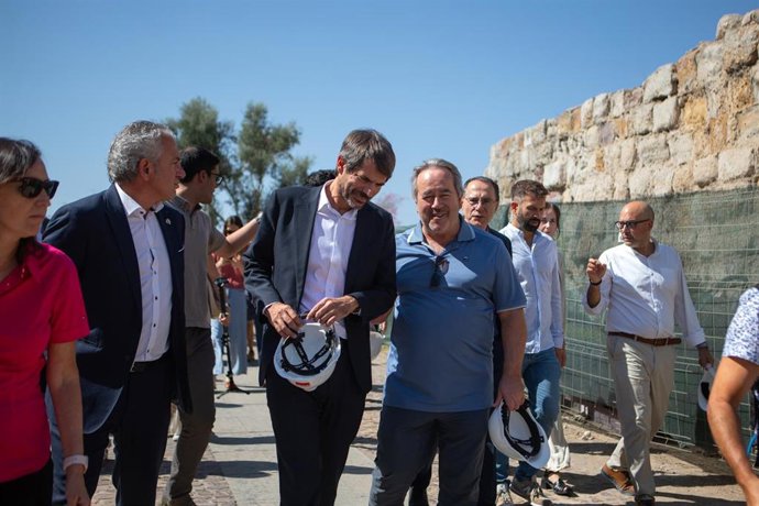 El ministro de Cultura, Ernest Urtasun (c), durante una visita a la muralla de Zamora, a 18 de septiembre de 2025, en Zamora, Castilla y León (España). 