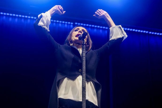 Archivo - La cantante Luz Casal durante una actuación en las Noches del Botánico, en el Real Jardín Botánico Alfonso XIII, a 23 de junio de 2023, en Madrid