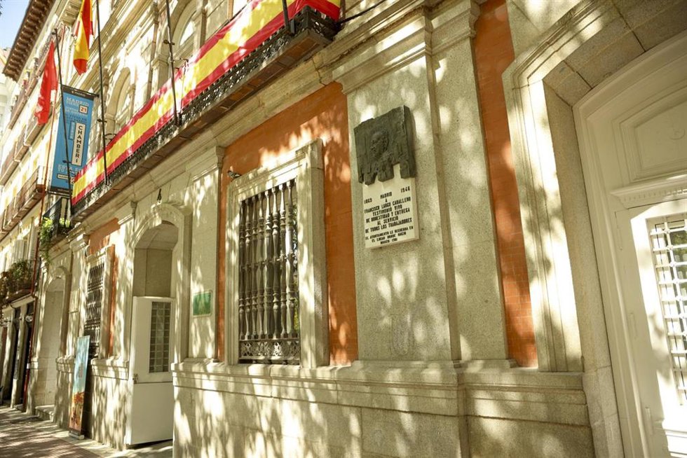 El Ayuntamiento de Madrid devuelve la placa de Largo Caballero a la fachada de la Junta de Chamberí