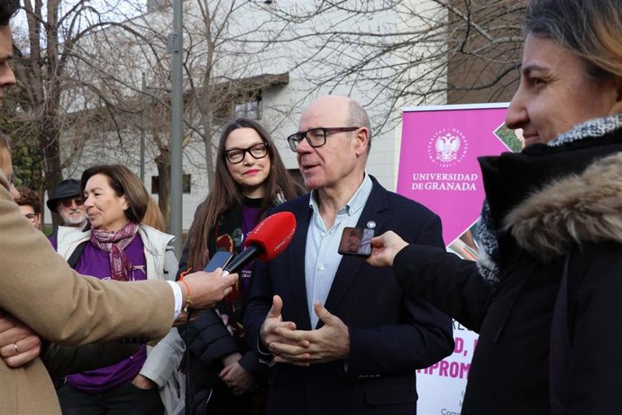 Archivo - El rector de la UGR, Pedro Mercado, atiende a los medios en imagen de archivo.