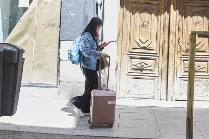 Archivo - Turistas en el centro de Madrid.