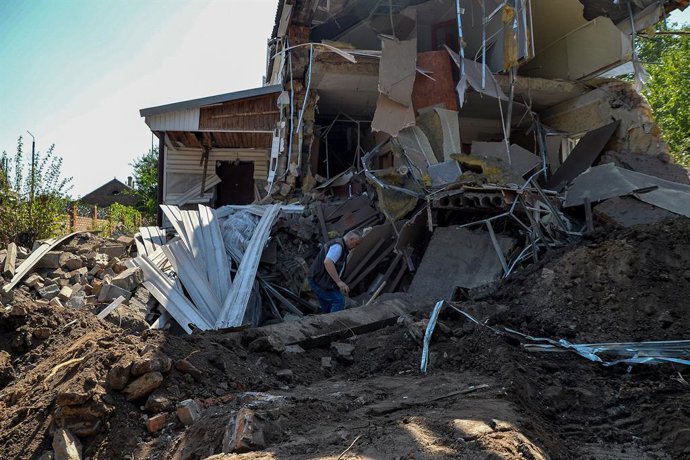 Archivo - Arquivo - 29 de agosto de 2022, Kostyantynivka, Ucrânia: Um homem trabalha para limpar os escombros após um bombardeio noturno em uma igreja batista local. Desde a invasão, Donbas tem sido alvo de grande destruição por bombardeios aéreos, bombar