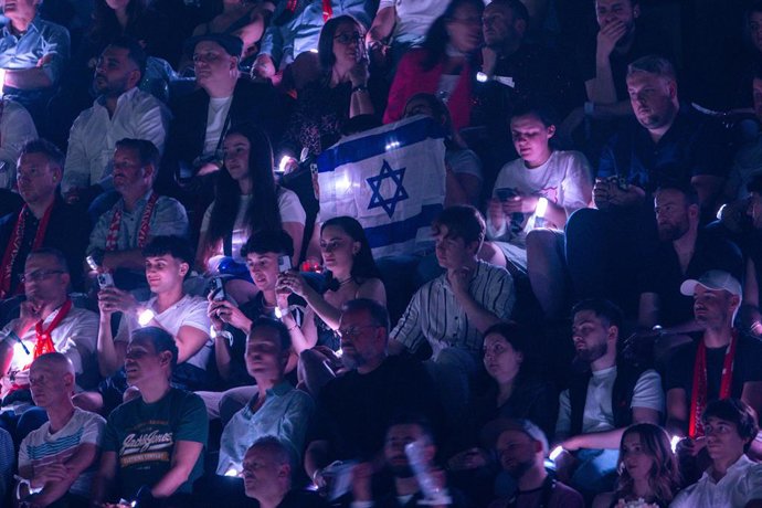 Archivo - 15 de maio de 2025, Suíça, Basiléia: Fãs de música seguram bandeiras israelenses durante a apresentação de Yuval Raphael na segunda semifinal do 69º Eurovision Song Contest no St. Foto: Jens Büttner/dpa