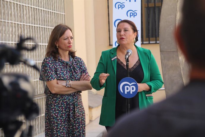 La coordinadora de Política Rural del PP, Carmen Crespo, junto a la presidenta del PP de Málaga, Patricia Navarro, atiende a los medios tras mantener un encuentro con agricultores del Valle del Guadalhorce.