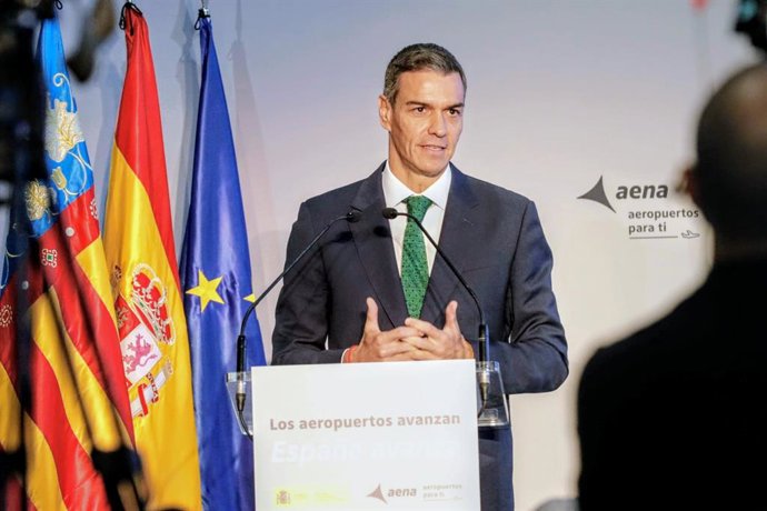El president del Govern, Pedro Sánchez, intervé durant la presentació de la proposta d'inversions d'Aena per als aeroports espanyols entre 2027 i 2031, celebrada en l'aeroport d'Alacant-Elx Miguel Hernández