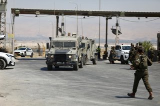 Archivo - ALLENBY BRIDGE, Sept. 8, 2024  -- Israeli soldiers work at the scene of a shooting attack at the Allenby Bridge, a key crossing point between the Israeli-occupied West Bank and Jordan, on Sept. 8, 2024. A gunman opened fire on Sunday at the Alle