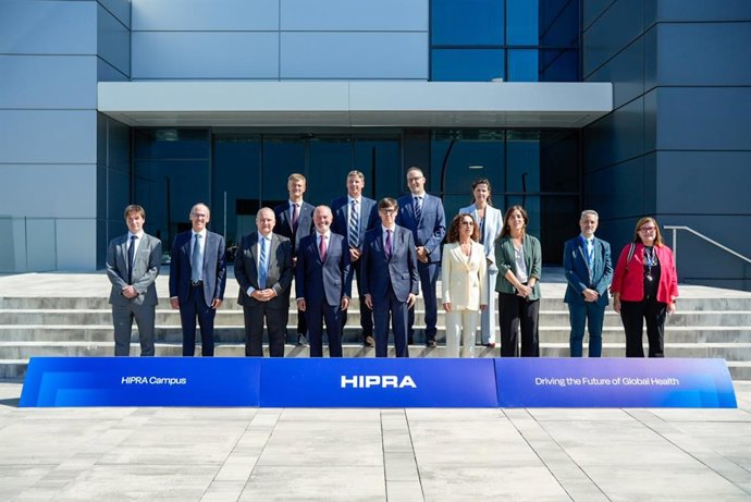 Foto de família de la inauguració del nou Campus Hipra a Aiguaviva (Girona)