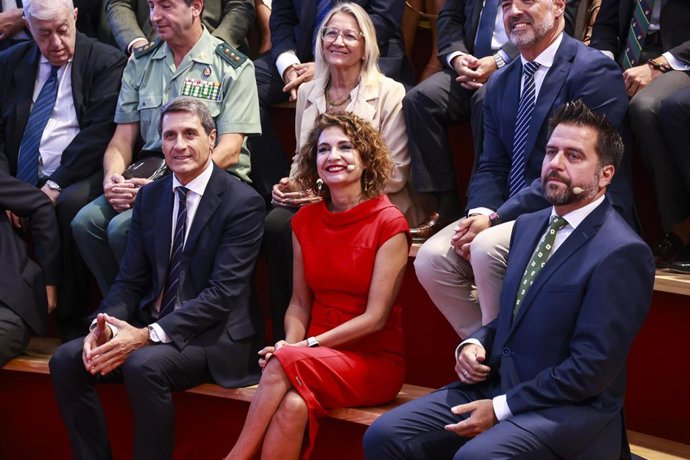 La vicepresidenta primera del Gobierno de España y ministra de Hacienda, María Jesús Montero, junto al delegado especial de la Zona Franca de Cádiz, Fran González (d), en un acto en Incubazul este mes de septiembre.