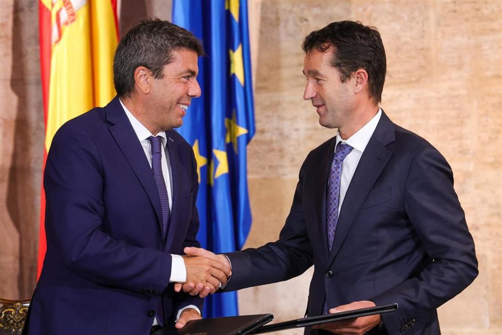 El 'president' de la Generalitat, Carlos Mazón, se reúne con el presidente ejecutivo de Indra Group, Ángel Escribano