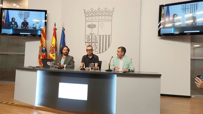 El presidente de la Agencia Nacional de Cultura Sostenible (ANCS), Carlos Castel; el director general de Cultura del Gobierno de Aragón, Pedro Olloqui; y el presidente de la Federación Aragonesa de Municipios, Comarcas y Provincias (Famcp), Carmelo Pérez.