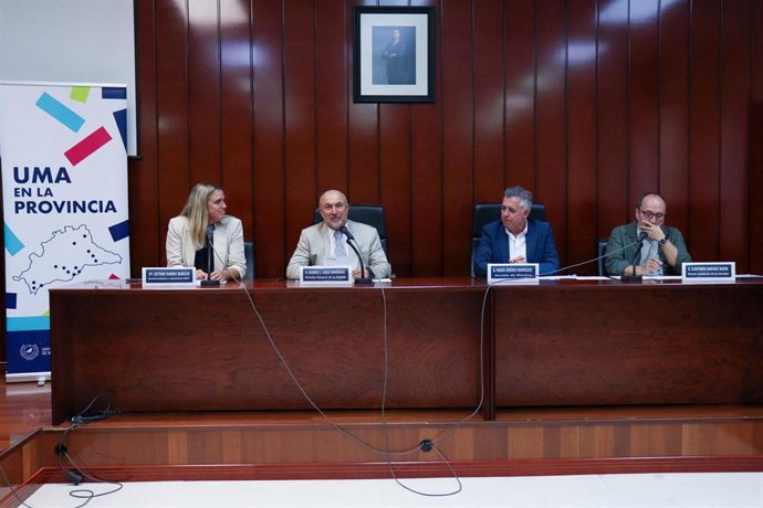 El director gerente de Fguma, Eugenio José Luque; el alcalde de Manilva, Mario Jiménez; el director académico de la actividad y la profesora de la UMA y representante del Instituto de Investigaciones Jurídicas en Gobierno y Territorio