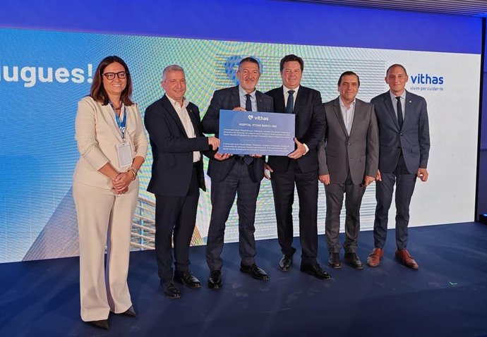 Foto de familia de la inauguración del Hospital Vithas Barcelona.