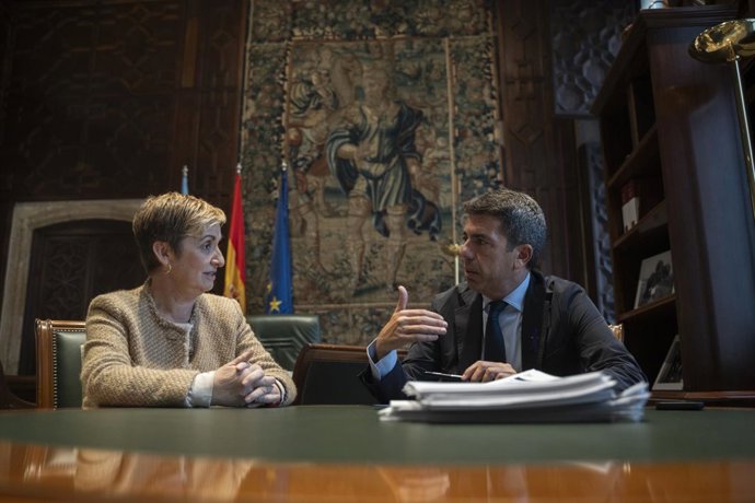 Archivo - El 'president' de la Generalitat, Carlos Mazón (d), y la consellera de Innovación, Industria, Comercio y Turismo, Marián Cano (i), Marián Cano